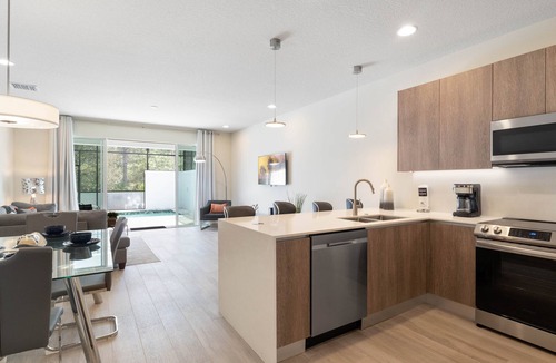 Clear Creek House | NEW Townhome near Disney with plunge pool