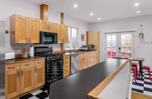 Wallingford House | NEW ~ Walk to Lake ~ AC ~ Coffee Heaven ~ Fam Friendly