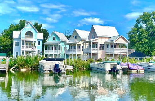 Buckeye Lake Ski Chalet | Newer Buckeye Lake waterfront chalet