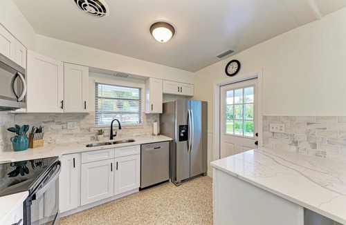 Laurel House | Newly Remodeled Beach Home, only1 mile to Nokomis Beach!