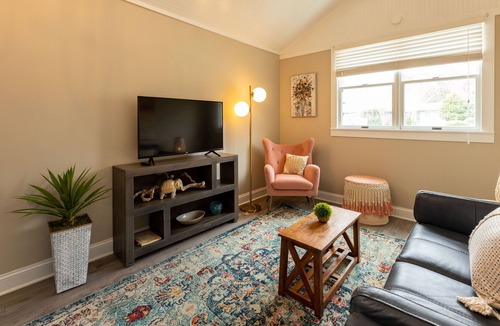 Manteo House | Newly Renovated Cottage within Walking Distance to Historic Manteo Waterfront