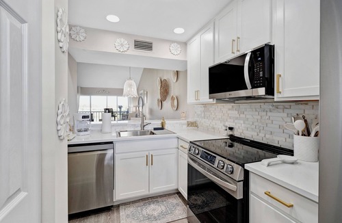 Plantation Condo | newly renovated, gorgeous 2-bedroom condo with AC, WiFi in tranquil Venice