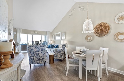 Plantation Condo | newly renovated, gorgeous 2-bedroom condo with AC, WiFi in tranquil Venice