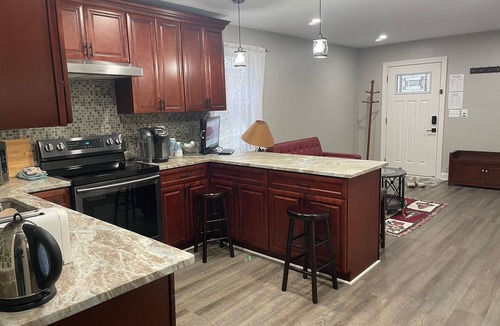Rosslyn House | Newly Renovated Modern & Cozy Townhome conveniently located in Rosslyn - Parking