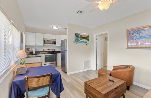 Laurel Cottage | NOKOMIS BEACH BUNGALOW 229 15 mins walk to the beach