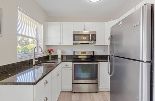 Laurel Cottage | NOKOMIS BEACH BUNGALOW 229 15 mins walk to the beach