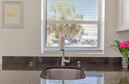 Laurel Cottage | NOKOMIS BEACH BUNGALOW 229 15 mins walk to the beach