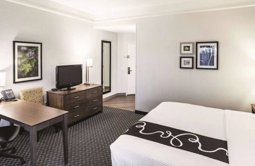 Woodlands Village House | Non-smoking 1 King Bed Room at La Quinta Inn & Stes by Wyndham Flagstaff