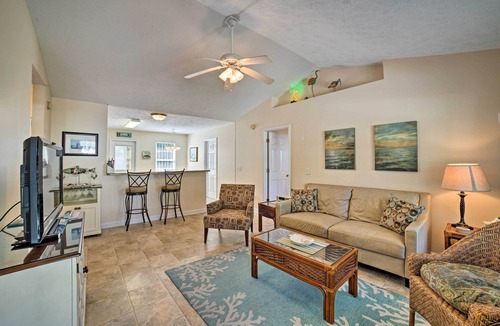 Tranquil Harbour Cottage | Oak Island Cottage - Walk to Beach & Intracoastal!