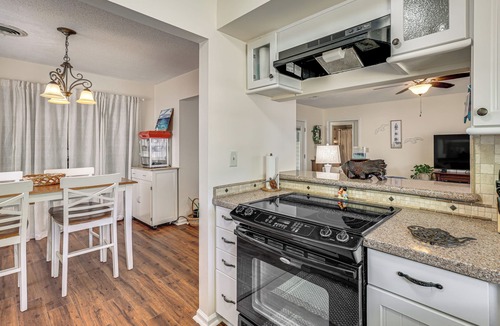 Tranquil Harbour Cottage | Oak Island Home w/Fenced Yard, Walk to Long Beach