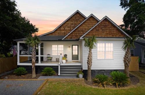 Tranquil Harbour House | Oak Island Lux Cottage Fenced Yard & Heated Pool