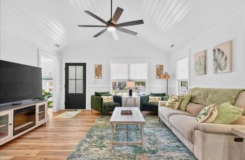 Tranquil Harbour House | Oak Island Lux Cottage Fenced Yard & Heated Pool