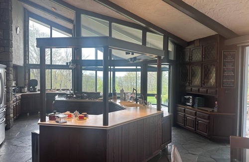 Torrington House | Oak Manor, a luxurious unmatched property including a studio Apt. on 6,6 acres.