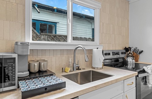 Ocean Beach Cottage | Ocean Beach-Central-Sleeps 5-Steps2Beach-Laundry-Pet Friendly