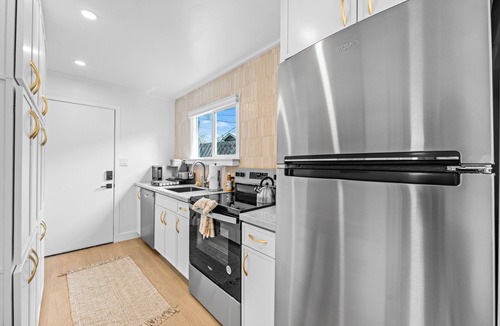 Ocean Beach Cottage | Ocean Beach-Central-Sleeps 5-Steps2Beach-Laundry-Pet Friendly