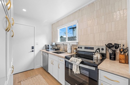Ocean Beach Cottage | Ocean Beach-Central-Sleeps 5-Steps2Beach-Laundry-Pet Friendly