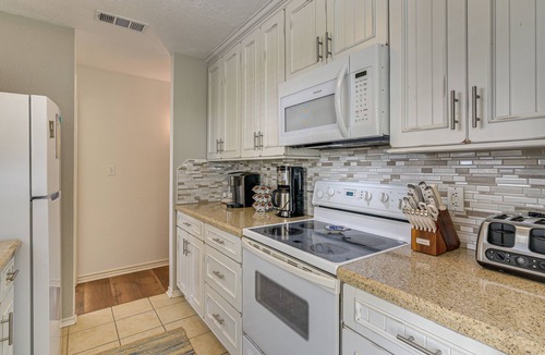 Isla Del Sol Cottage | Ocean-view Beach House in Galveston, Dogs Welcome!