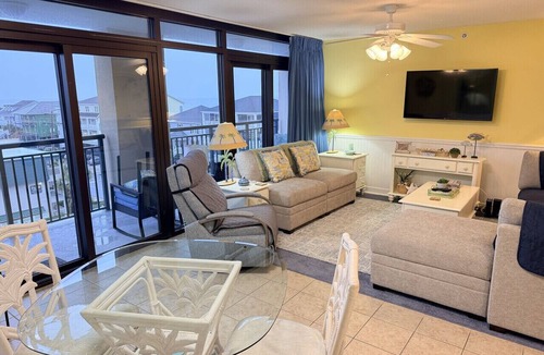 North Myrtle Beach Condo | Ocean View Condo - Beach Front Pool and Hot tub!