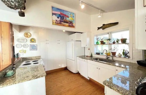Nags Head Cottage | Oceanfront 5 bedroom in Nags Head, NC Outer Banks. Art lovers home.