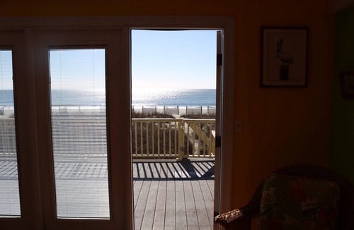 Holden Beach Cottage | Oceanfront Cottage with Great Views!