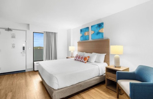 Myrtle Beach Resort | Oceanfront Deluxe 1BR King Suite | Balcony, Pool, 1.2 mi to Broadway