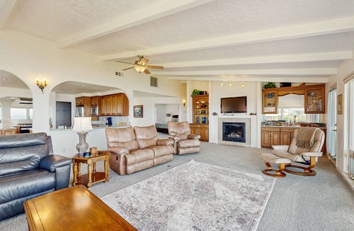 Fort Bragg House | Oceanfront Home on the Bluffs w/Hot Tub, Sunroom & Private Beach Access