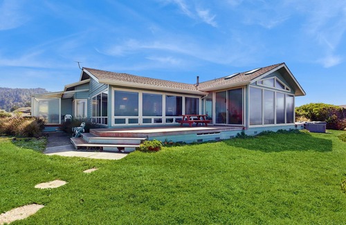 Fort Bragg House | Oceanfront Home on the Bluffs w/Hot Tub, Sunroom & Private Beach Access