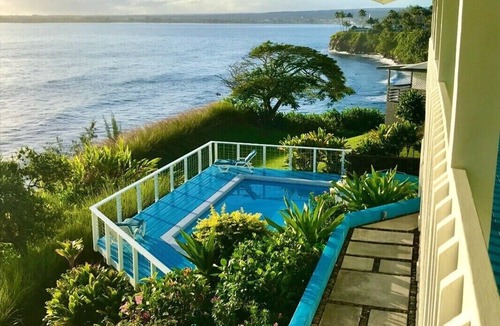Paukaa House | Oceanfront in Hilo Hale Kai Suites - Moana Room - King Bed, Private Bathroom