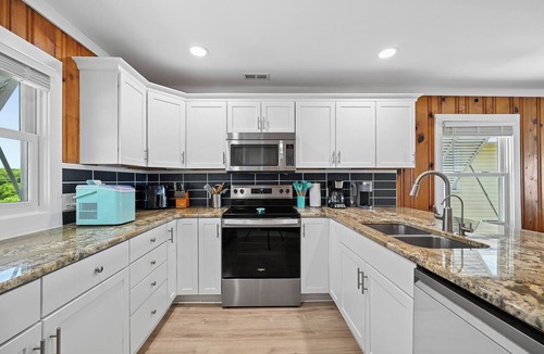 Topsail Beach Cottage | Oceanfront Newly Renovated- Sun-Sun-Theater, Surf Shack, Sleeps 12, Dog Friendly