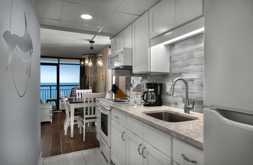 Myrtle Beach Hotel | Oceanfront Premier King Suite 7th Flr