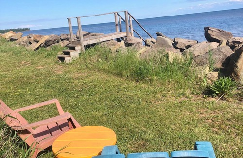 Shemogue Cabin | Oceanfront Seacan · Private Beach, Perfect for Two