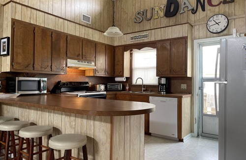 Ocean Isle Beach Cottage | OceanIsleBeach, NC/2nd Row/ Free Parking/Near Access Across St