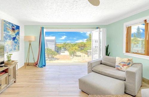 Siesta Key Apartment | Oceanview Penthouse, in VIllage, 30-steps to Best Beach, Tiki-Bar, Free Bikes and Paddle-boards!