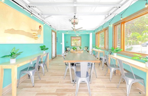 Siesta Key Apartment | Oceanview Penthouse, in VIllage, 30-steps to Best Beach, Tiki-Bar, Free Bikes and Paddle-boards!