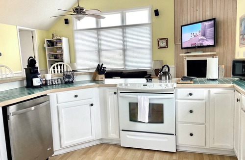 Corolla Cottage | OceanViews, 7 Bedroom ~ HotTub, Oceanside quiet neighborhood with community pool