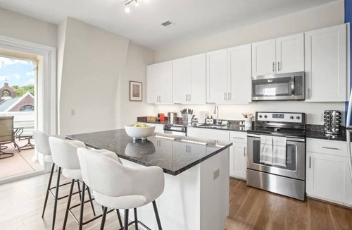 Old Town West Condo | Old Town Alexandria 3-Bdrm Penthouse <> King Beds