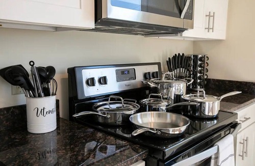 Old Town West Condo | Old Town Alexandria 3-Bdrm Penthouse <> King Beds