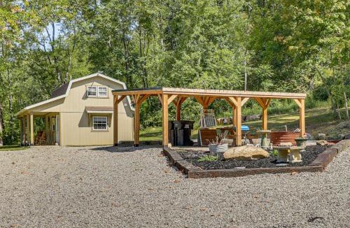 Zanesville House | On 40 Acres: Charming Cabin in Zanesville!