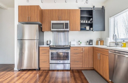Mann Apartment | One bedroom with plenty of natural light and parking (pet friendly)