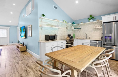 Ilexhurst House | One block to beach! 3 bedroom home with pool and backyard oasis.