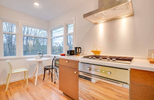 Stevens House | Open Layout w/Patio! Cozy 2BR by the UW Arboretum