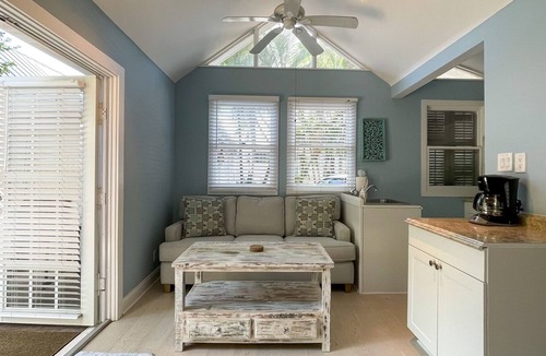 Old Town Cottage | OSPREY STUDIO @ The Colony-Sleeps up to 4