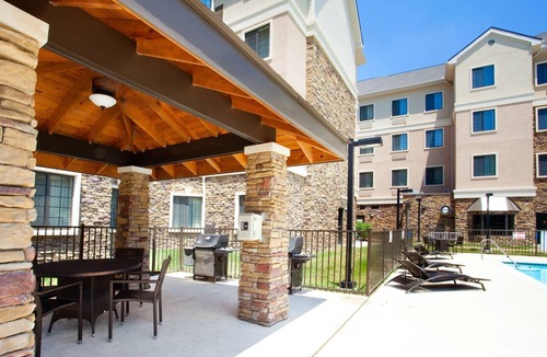 Durham Condo | Outdoor Pool + Free Breakfast + Free Wi-Fi | Close to UNC Chapel Hill University