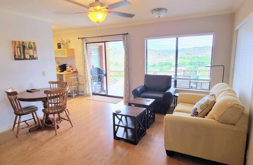 Cornville Cottage | Overlook Sedona in the horizon and wine valley below, hike, relax! 2BR