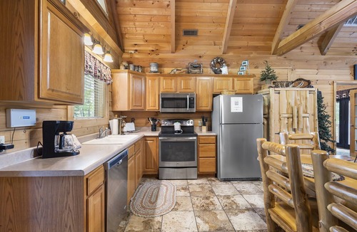 Branson Cedars Cabin | Ozark Preserve Premium Log Cabin Hot Tub & Firepit Car Charger Free Tickets Close to Thunder Ridge