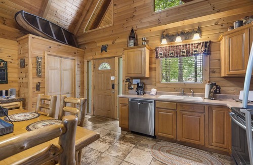 Branson Cedars Cabin | Ozark Preserve Premium Log Cabin Hot Tub & Firepit Car Charger Free Tickets Close to Thunder Ridge