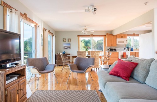 Montague Cottage | Panoramic Lake Michigan Vistas with Beach Access