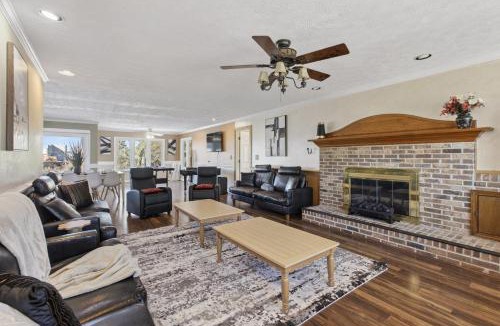Myrtle Beach House | Paradise on Ocean Waterway Huge 5000 sq ft w Private Pool, Boat Dock, Grand Piano, Game Tables, BBQ, 1 acre Yard, Crib, Sleeps 34