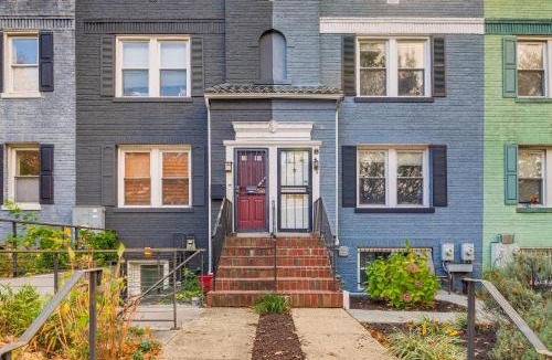 Park View House | Parking, Steps to Metro! DC Gem 3 Mi to Nat’l Mall