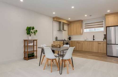 Chestermere House | Pavilion Lakefront Luxe 3 Bedroom near Lake with AC in charming Chestermere